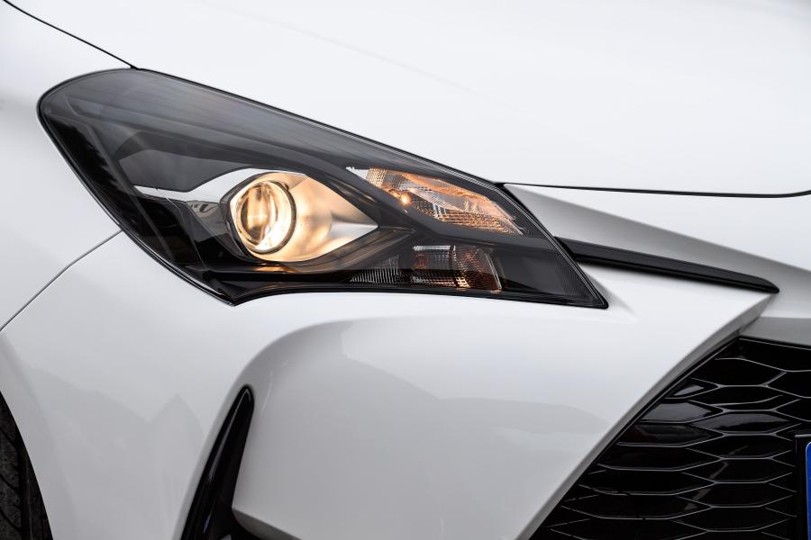 Детали экстерьера Toyota Yaris Hybrid GR Sport 2019 года  (UK) (фото 22 из 40)